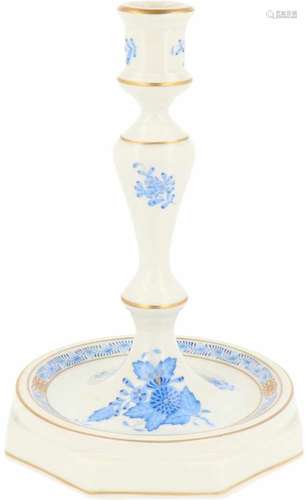 Een porseleinen kandelaar met apponyi blue decor, gemerkt Herend. Hongarije eind 20e eeuw.Afm. 7,5 x