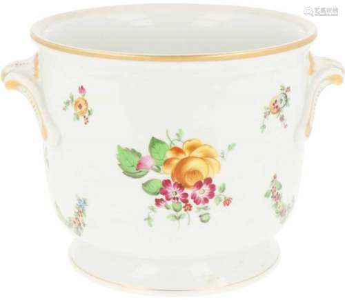 Een porseleinen cache-pot met bloemen decor, gemerkt Herend. Hongarije, eind 20e eeuw.Afm. 5,5 x 8