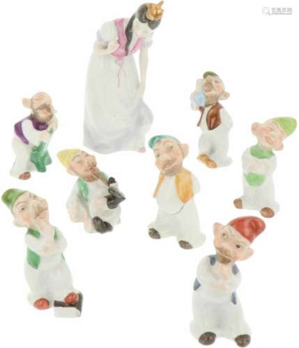 Een set van 8 handbeschilderde Herend, Hongarije figuurtjes voorstellende Sneeuwwitje en de 7