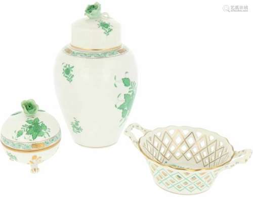 Een lot porseleinen objecten w.o. een dekselvaas en mand met Apponyi Green decor, gemerkt Herend.