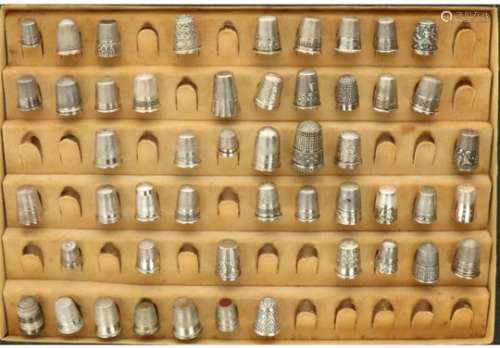 (50) delige verzameling vingerhoedjes zilver.In antieke verzameldisplay voorzien van glasvenster,