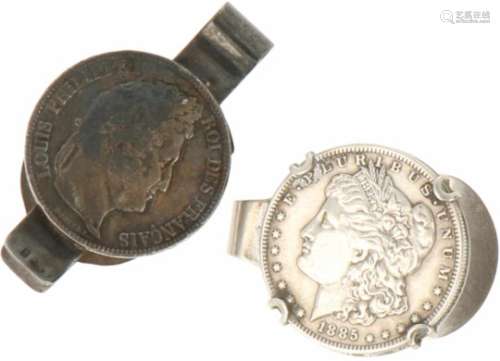 (2) Geld klemmen zilver.Met verschillende munten uit o. a. 1885. 20e eeuw, Keurtekens: diverse