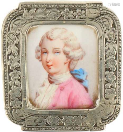 Miniatuur portret zilver.Vermaakt uit 19e eeuwse tasbeugel, portret geschilderd op porselein. 20e