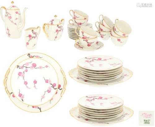 Een 26-delig porseleinen servies met bloemen decor, gemerkt Limoges. Frankrijk, 20e eeuw.A twenty-