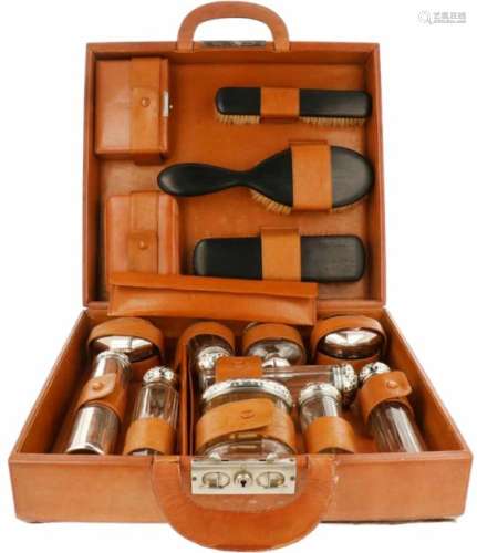 Vanity case in reiskoffer zilver.17 delige set w.o. diverse flacons waarvan 3 stuks met