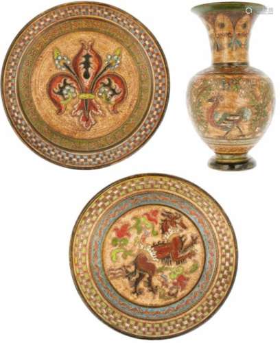Een lot van aardewerk w.o. twee borden en een vaas, gesigneerd Montopoli Arno. Italië, 20e eeuw.
