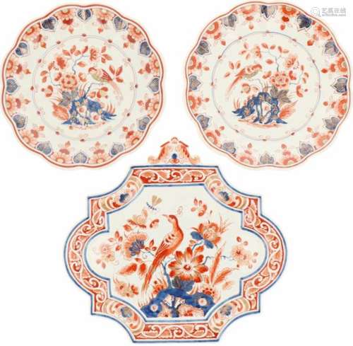 Een set van drie porseleinen wandborden met Imari decor, gemerkt Porceleyne fles. Delft, 19e eeuw.