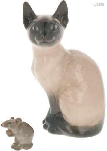 Een porseleinen beeldje van een Siamese kat en een muisje. Beide Royal Copenhagen.Afm. Siamees: H: