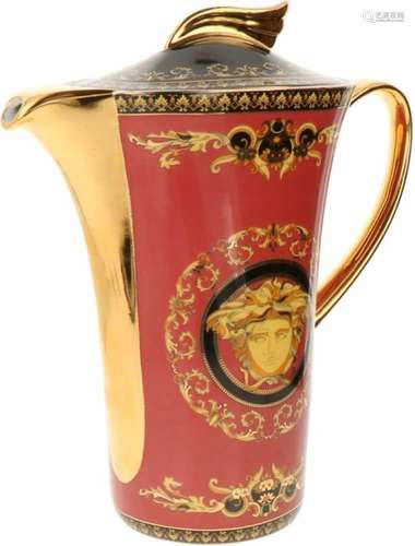 Een porseleinen koffiepot met Medusa Red decor, Rosenthal voor Versace. Duitsland, eind 20e eeuw.