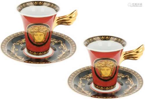 Een set van twee porseleinen koffie kop en schotels met Medusa Red decor, Rosenthal voor Versace.