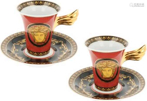 Een set van twee porseleinen koffie kop en schotels met Medusa Red decor, Rosenthal voor Versace.