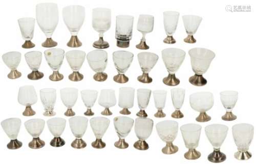 (39) Glazen zilver.Met zilveren gevulde basement. 20e eeuw, gebruikssporen. 259 gram, 835/1000. (39)