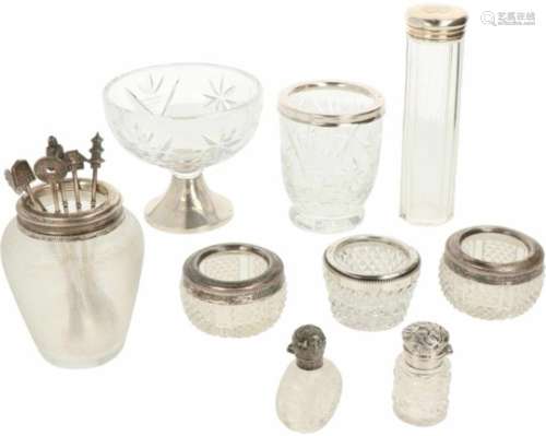 (13) delig lot diversen zilver.W.o. 6 theelepeltjes, parfumflacons en kaptafelflacon. 20e eeuw,