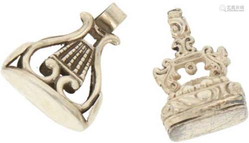 (2) Fob hangers zilver.1 In empire stijl, harpvorm. Nederland en Engeland, 19e eeuw, keurtekens: