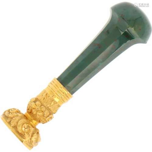 Lakstempel goud.Het handvat van heliotroop. Frankrijk, 19e eeuw, 7,4 cm, 750/1000.Wax stamp gold.