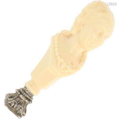 Lakstempel ivoor.Het handvat vormgegeven in een buste van een edele dame. Frankrijk, 19e eeuw,