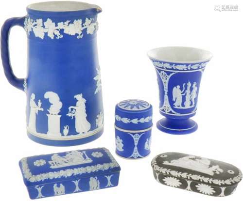 Een lot van 5 stuks Cobalt blue Jasper ware. Wedgwood, 20e eeuw.Tuit van de kan is beschadigd.A