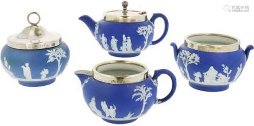 Een lot van 4 stuks Cobalt blue Jasper ware. Wedgwood, 20e eeuw.A lot of four pieces of Cobalt