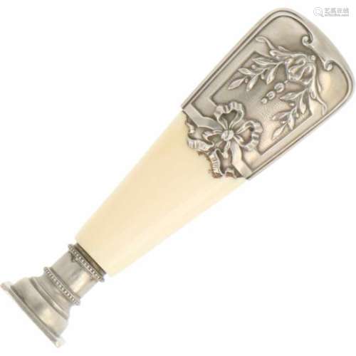 Lakstempel zilver.Het ivoren handvat met zilver. Frankrijk, 19e eeuw, keurtekens: zwijnenkopje en