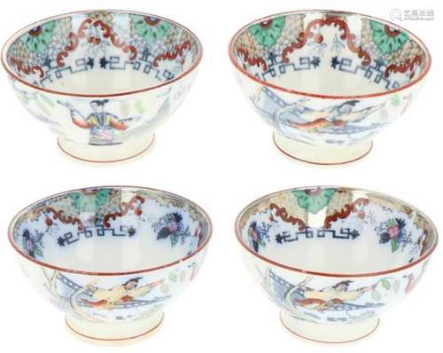 Een set van vier aardewerk rijstkommen met Chinees decor, Timor Petrus Regout. Nederland, 19e eeuw.