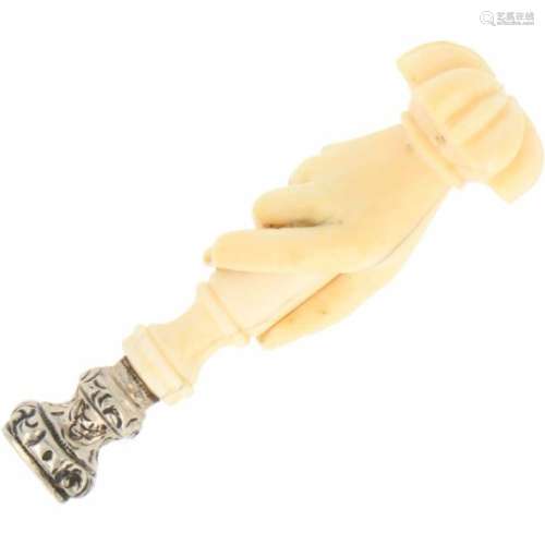 Lakstempel zilver.Het handvat van ivoor in de vorm van een hand. Frankrijk, 19e eeuw, keurtekens: