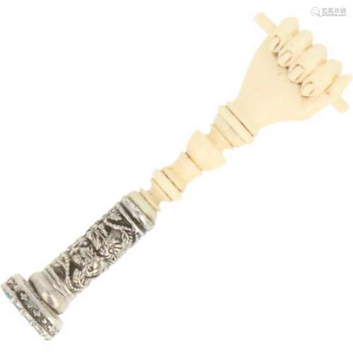 Lakstempel zilver.Met ivoren handvat in de vorm van een hand met een stok. Engeland, 19e eeuw, 6,6