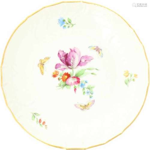 Een porseleinen bord met floraal decor. KPM Duitsland, midden 20e eeuw.Ø 20,5 cm.A porcelain plate