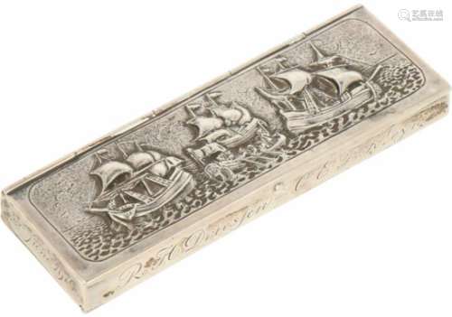 Dubbelzijdig Postzegeldoosje zilver.Beide kanten met klep en vakverdeling voor 4. Met versiering van