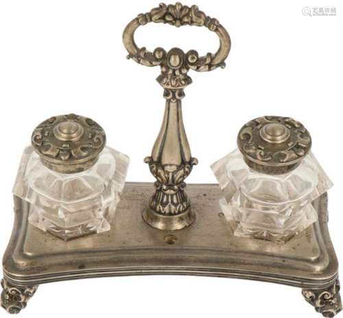 Inktstel zilver.Gedecoreerd met gegoten Biedermeier decoraties en kristallen bakjes. Nederland,