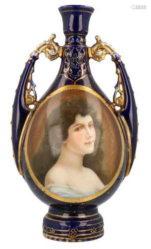 Een porseleinen portretvaas. Wenen, 19e eeuw.Afm. 25 x 14 cm.A porcelain portrait vase. Vienna, 19th