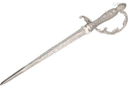 Brieven opener zilver.Uitgevoerd als zwaard bewerkt met barok decoraties. Nederland, 1937,