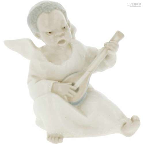 Een porseleinen beeldje van een engeltje spelend op een mandoline. Lladro, Spanje eind 20e eeuw.Afm.