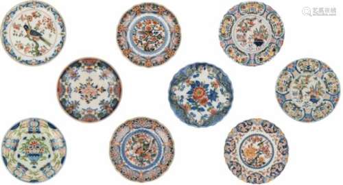 Een lot van acht aardewerk borden met polychroom. Makkum, 20e eeuw.A lot with eight earthenware