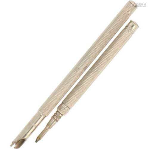 (2) Pennen BWG.Kroontjespen en een potlood in vergelijkbare modellen maar geen stel. 20e eeuw.(2)