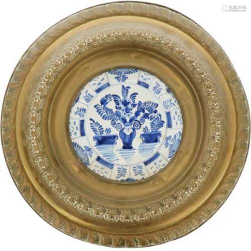 Een aardewerk schaal met latoen koperen omlijsting. Eind 19e eeuw.Ø 44 cm.An earthenware bowl with