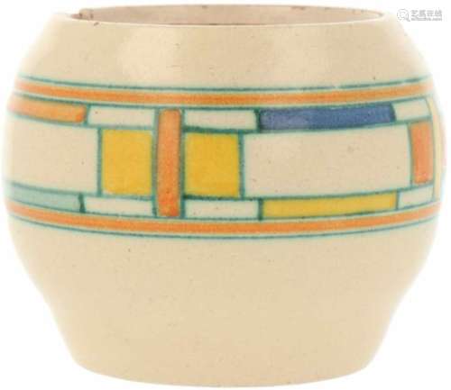 Een aardewerk pot met decoratie van blokjes in geel, blauw, oranje en groen tussen oranje biezen