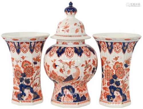 Een aardewerk kaststel met Imari decor. Gemerkt De Porceleyne Fles. Delft, 20e eeuw.Afm. 39 x 18