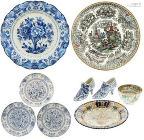 Een lot divers aardewerk w.o. Petrus Regout, Makkum en Delfts blauw.Diverse condities. A loth with