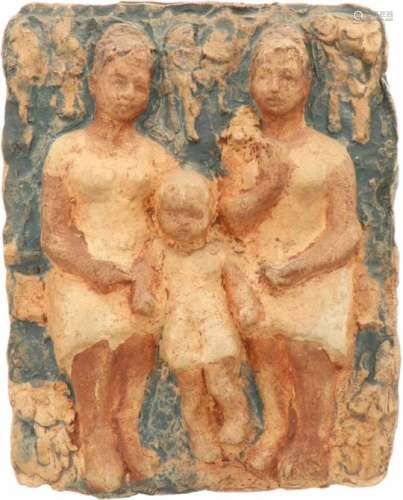 Anna Mobach, Utrecht (geb. 1934).Twee vrouwen met kind. Terracotta plaque. Met stempel verso. Afm.