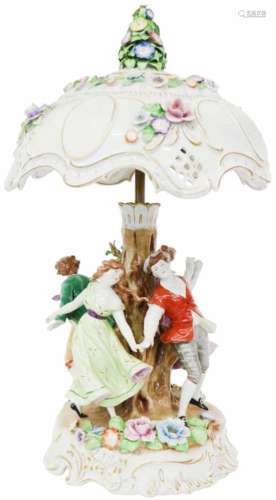 Een grote porceleinen tafellamp met romantische voorstelling. Dresden, 20e eeuw.. H: 58 x 33 cm.A