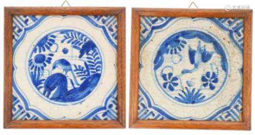 Twee aardewerk tegels in houten omlijsting. Delft, 18e eeuw.A lot of two earthenware tiles in wooden