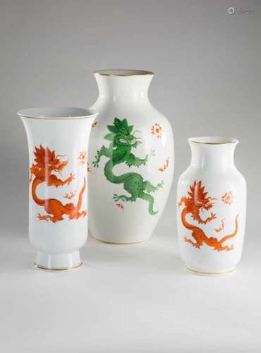 Vase Meissen Ming Drache,weißes Porzellan mit Aufglasurmalerei und Goldrand. Dekor: Ming Drache rot.