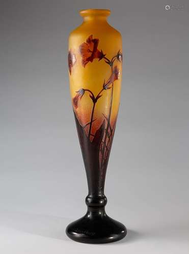 Große Vase Daum Nancyum 1910. Überfangglas geätzt, geschnitten und poliert, umlaufendes Blüten und