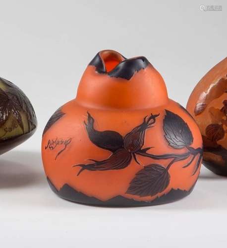 Vase Richardaus orangerotem Glas mit schwarzem Überfang, umlaufend Blüten- und Blattdekor.