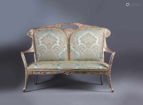 Jugendstil - Sofa,Zweisitzer. Handgeschnitztes Holzgestell mit reichem Blütendekor, versilbert und