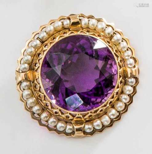 Brosche mit Amethyst und Perlen,Gelbgold 585. Durchbrochen gearbeitete runde Fassung mit 32 Perlen