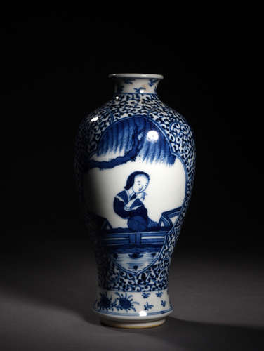 A BLUE AND WHITE ELEGANT BEAUTY VASE, 19TH CENTURY