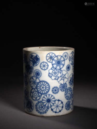 A BLUE AND WHITE FLOWER BALL BRUSH POT, 18TH CENTURY