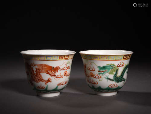 A PAIR OF FAMILLE ROSE CUPS, 19TH CENTURY