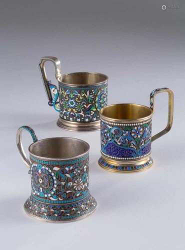 3 Cloisonne Teehalter,Silber mit Emaille. Russland 1896-1917. Feinste mehrfarbige, floral